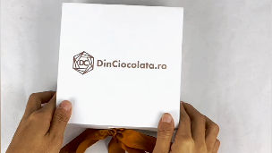 weiße faltbare Geschenkbox mit individuellem Logo bedruckt