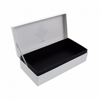 White romantic and delicate clamshell jewelry packaging box